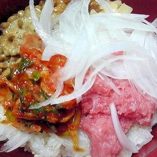 新玉ねぎ添えネギトロ納豆キムチ丼